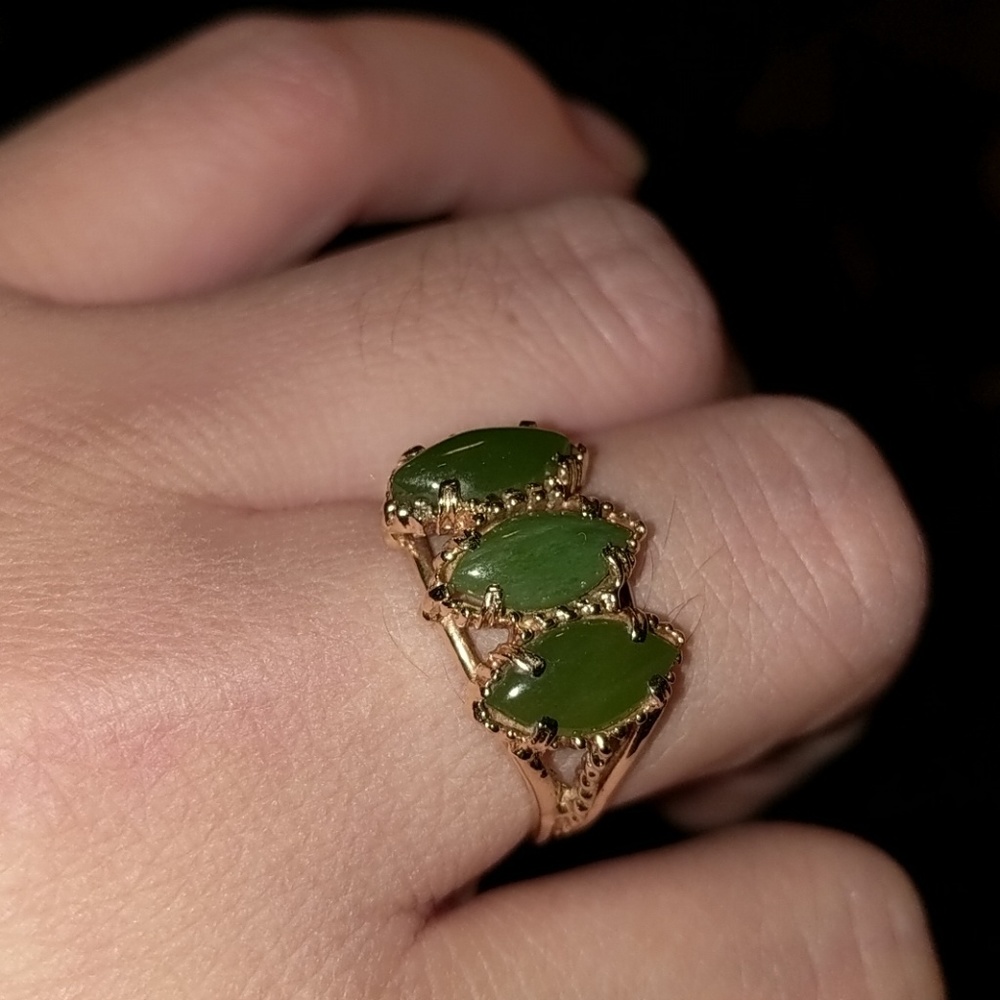Ring 14k gold with 3 real jade stones.